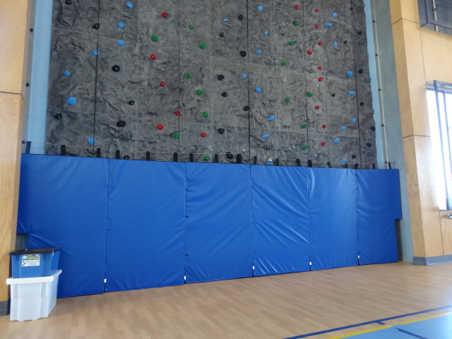 Raised safety matting for a climbing wall